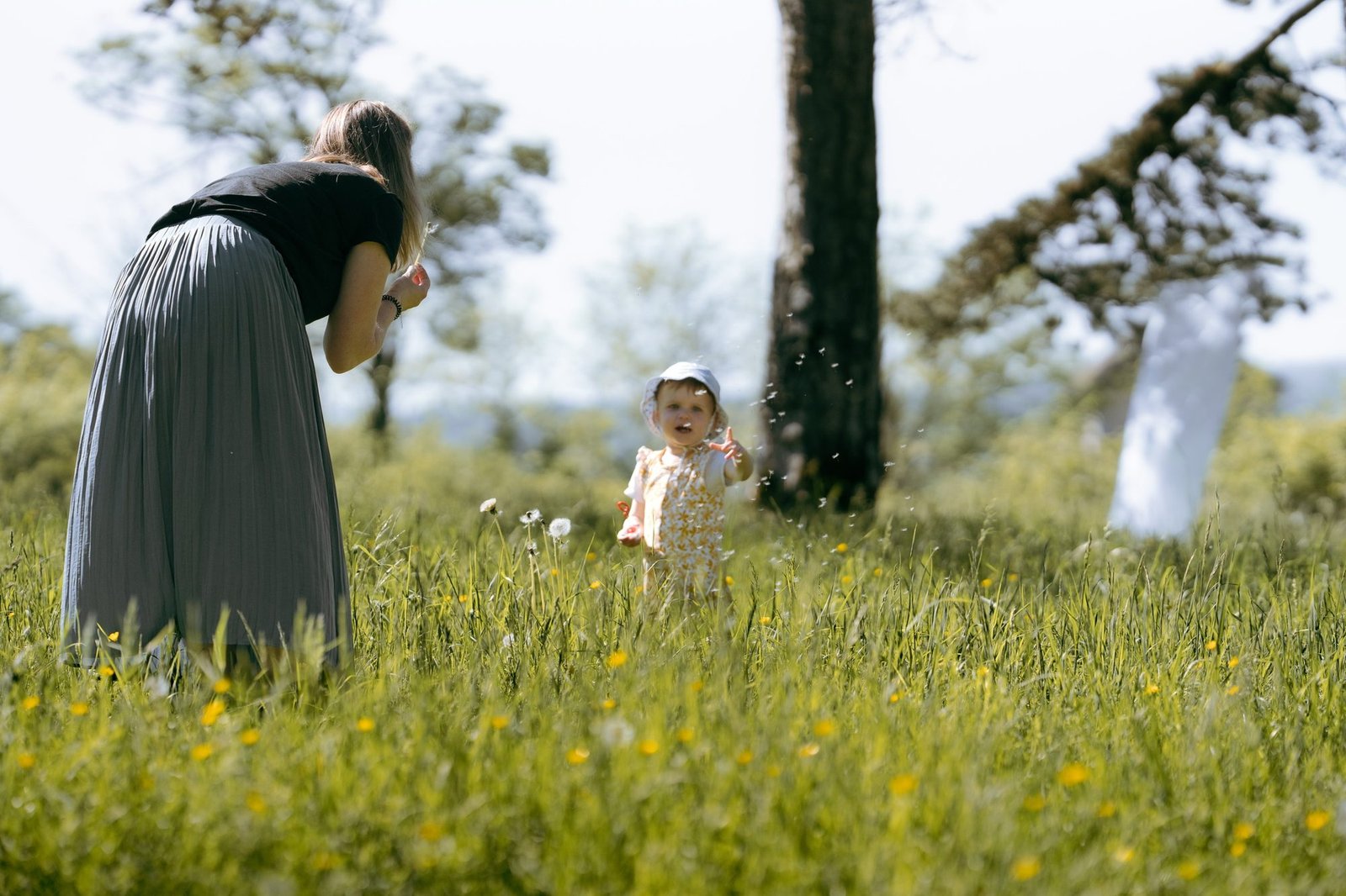 Complicité tendre entre une mère et son bébé près de la fenêtre