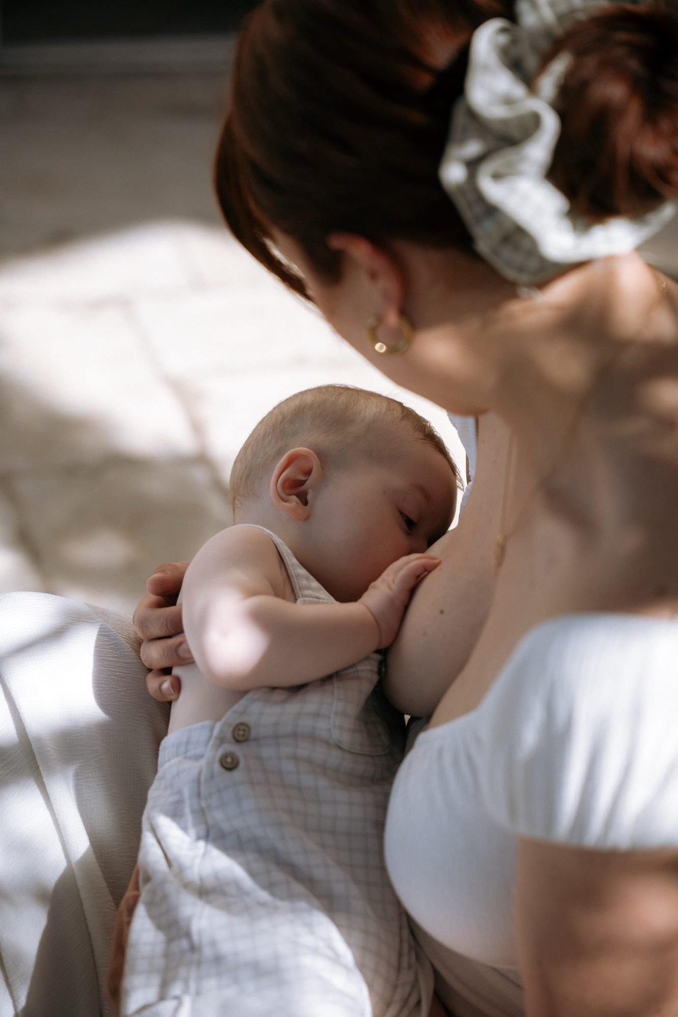 Regard tendre échangé entre une mère et son bébé
