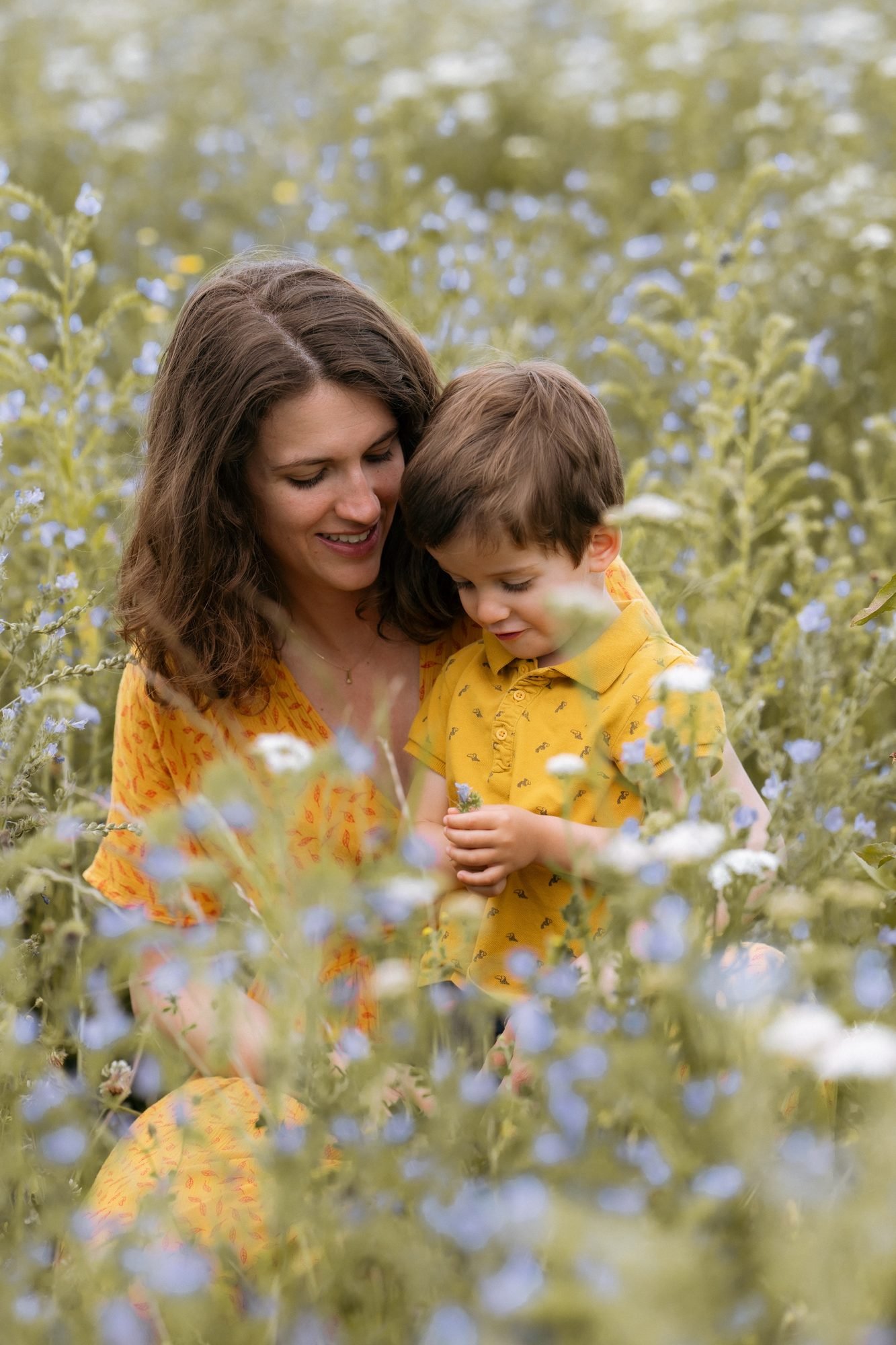 Bébé souriant blotti contre sa maman