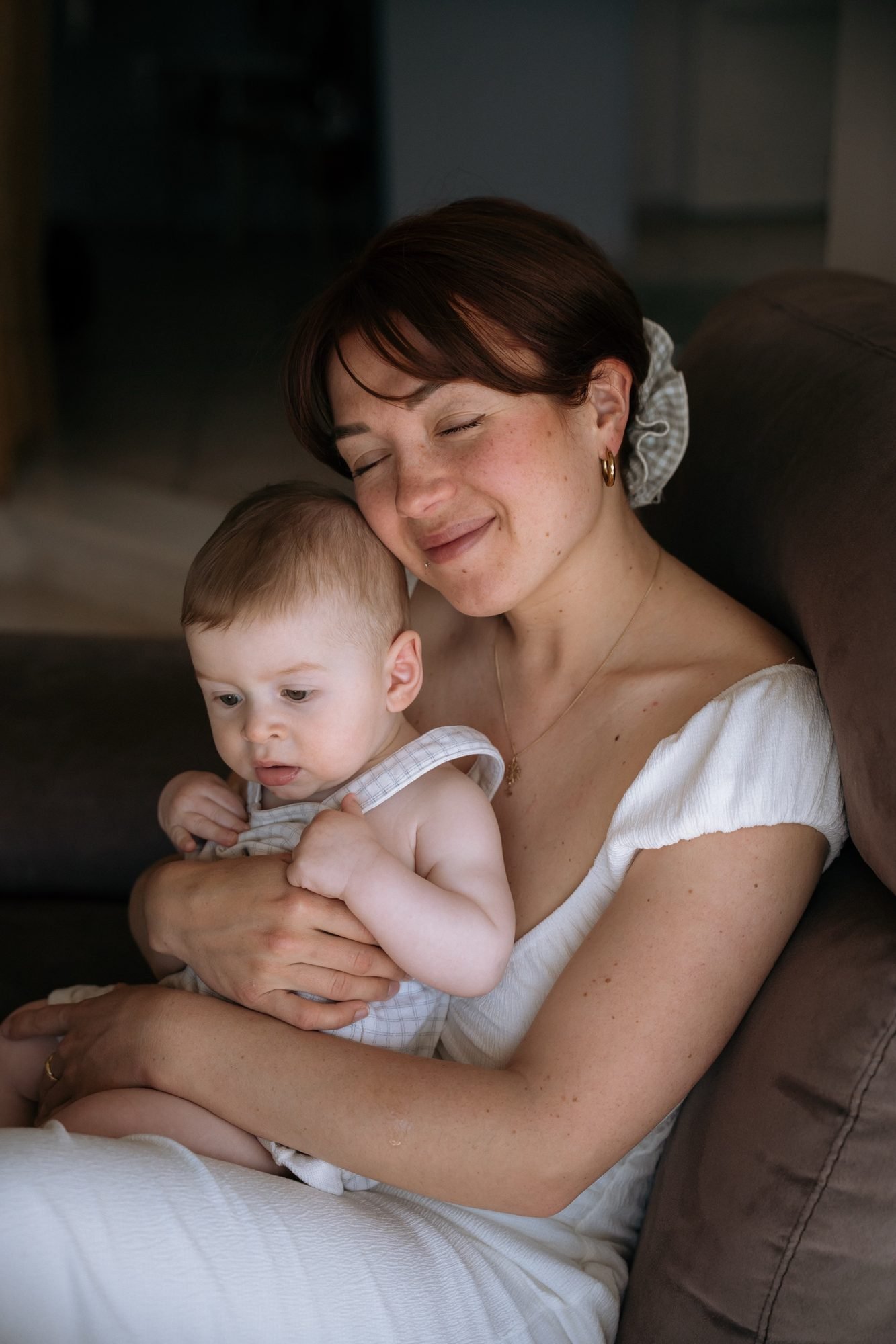 Portrait intime d'une maman et son bébé, regard complice