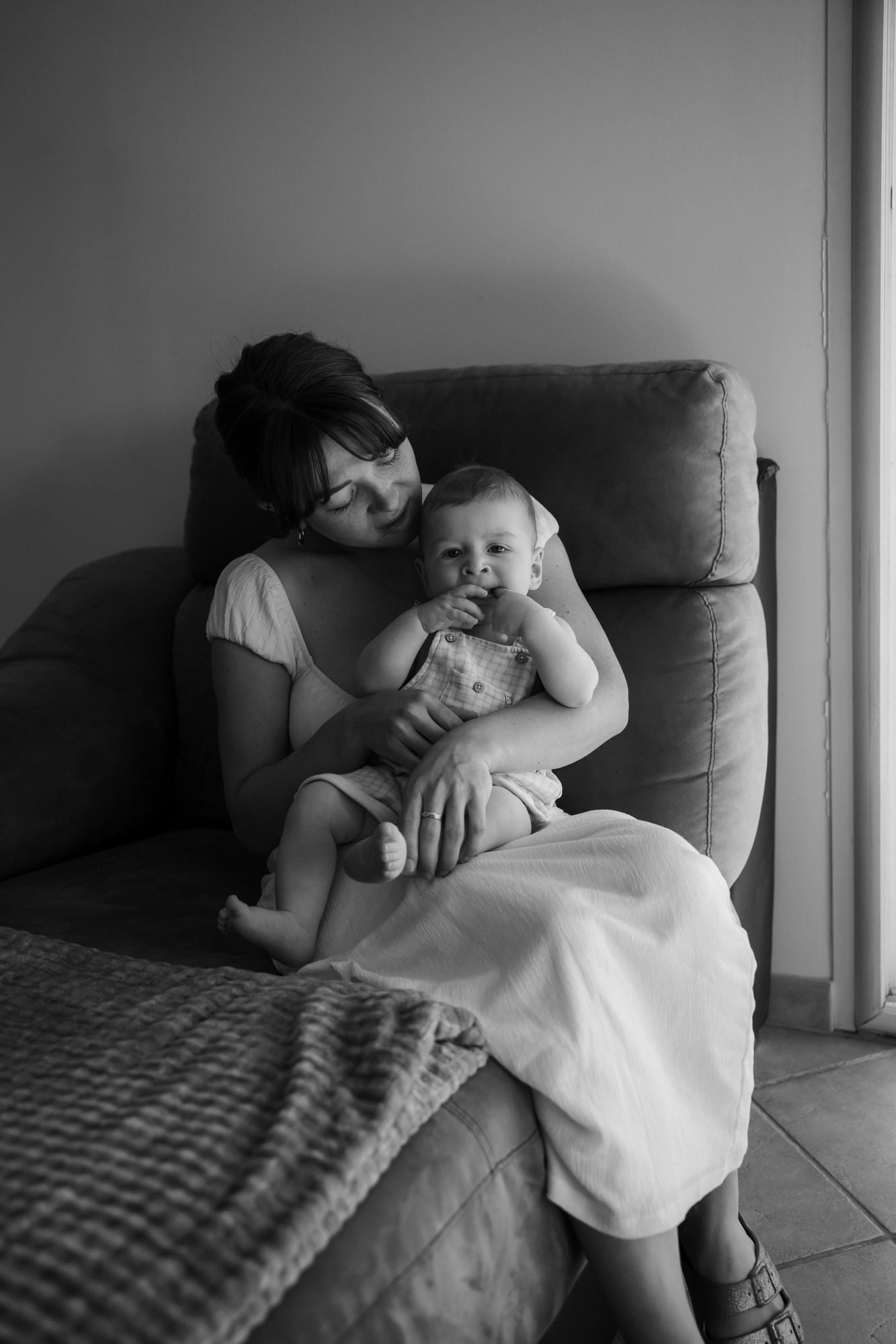 Bébé souriant, joue contre celle de sa maman