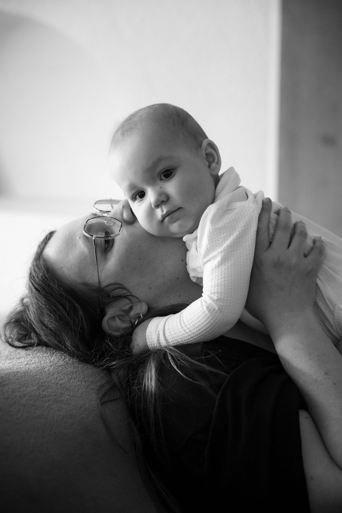 Bébé apaisé dans les bras de sa maman, lumière naturelle