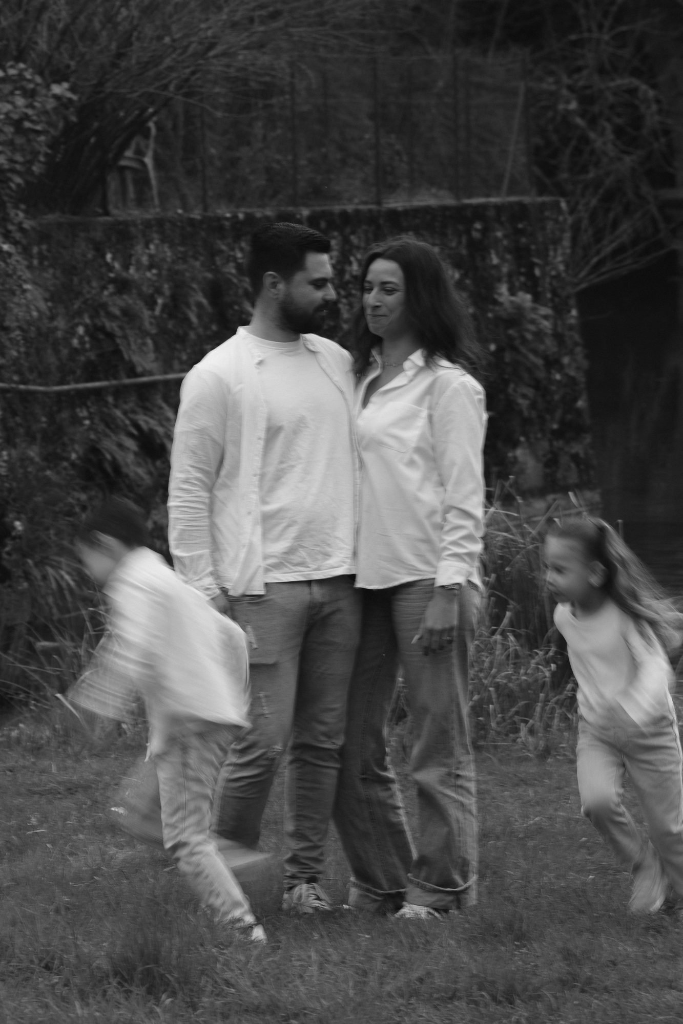 Regard échangé entre une mère et son bébé, lumière tamisée