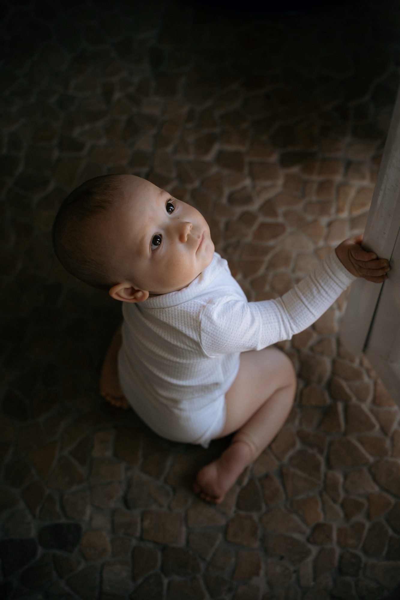 Bébé souriant blotti contre sa maman