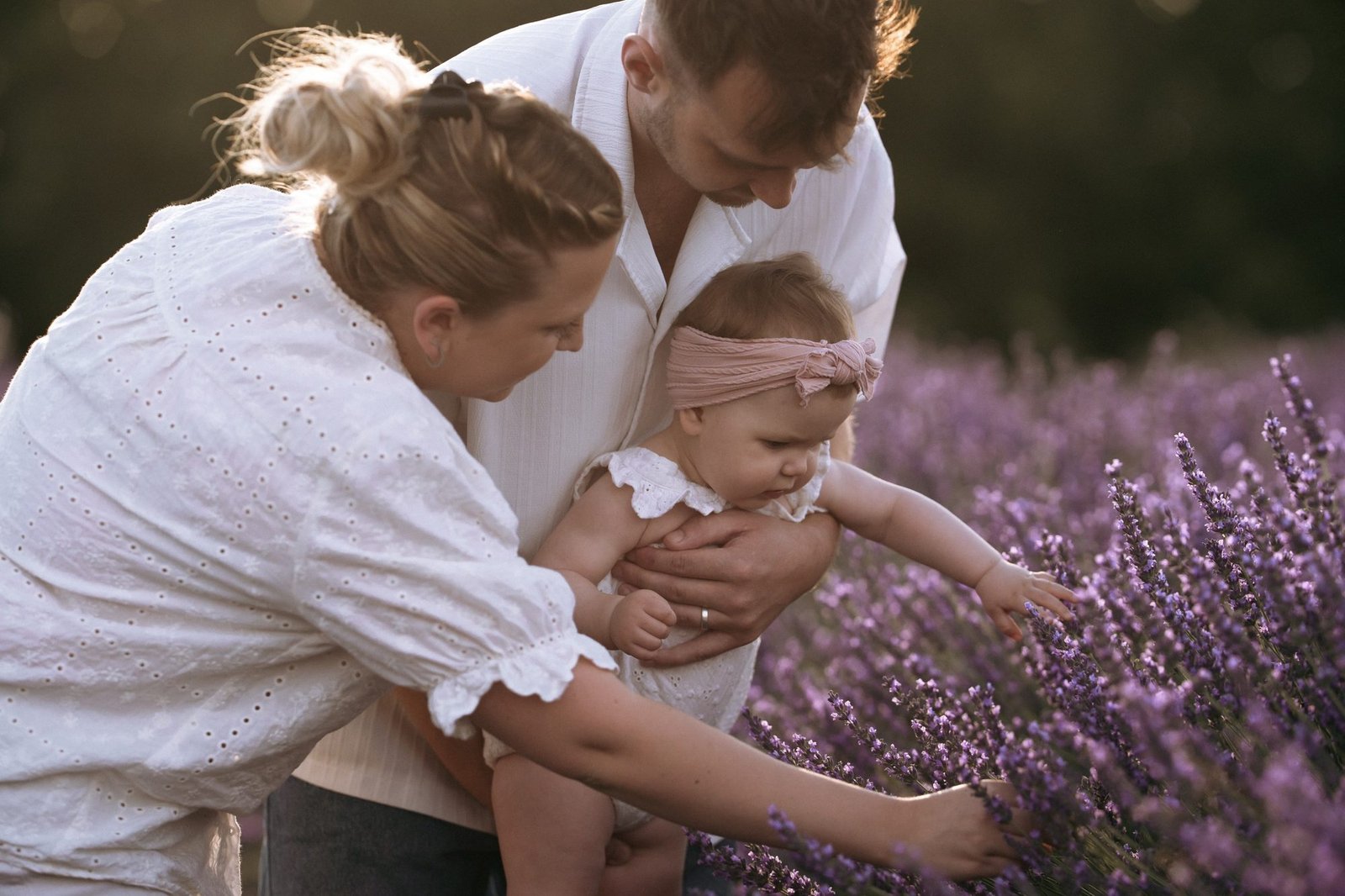Moment complice en famille dans les lavandes provençales