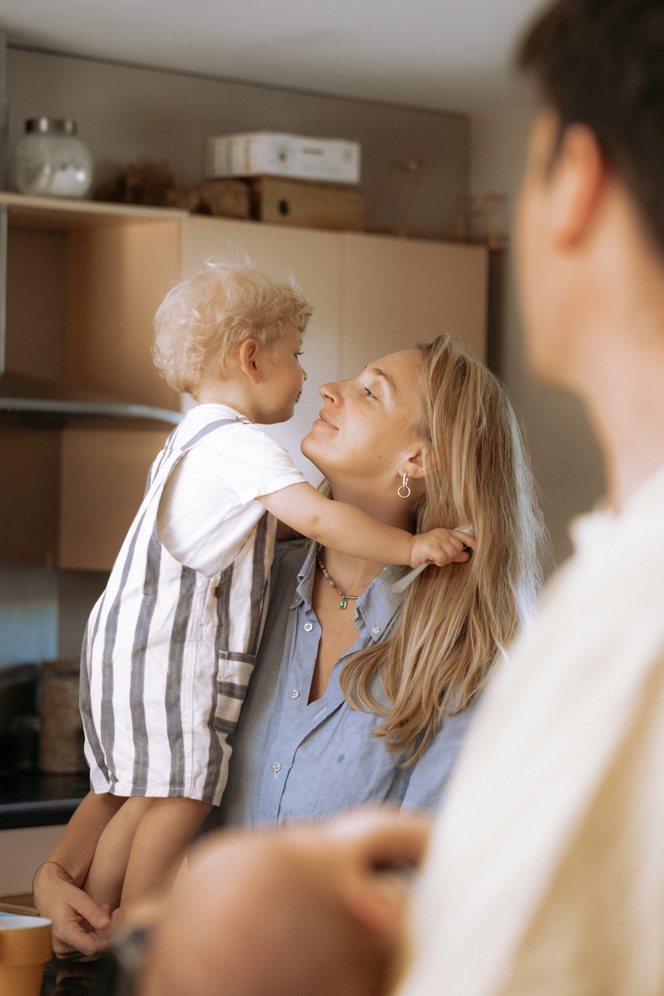Mère et jeune enfant se regardant tendrement dans la cuisine