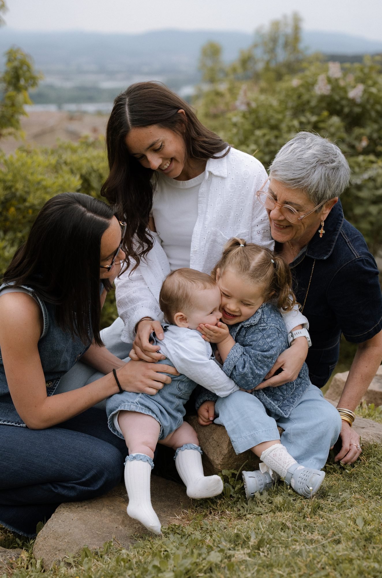 Trois générations de femmes avec deux jeunes enfants, en extérieur