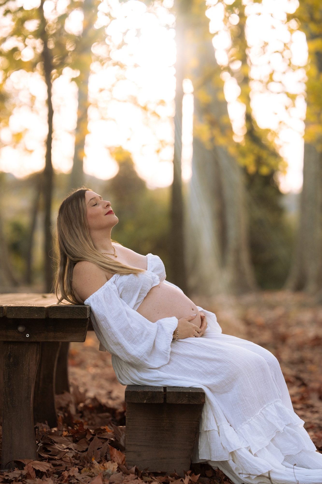 Portrait de femme enceinte avec lunettes, regard vers la fenêtre