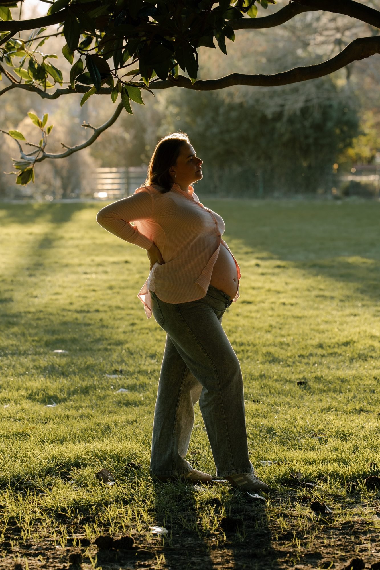 Femme enceinte appuyée contre un plan de travail, cuisine