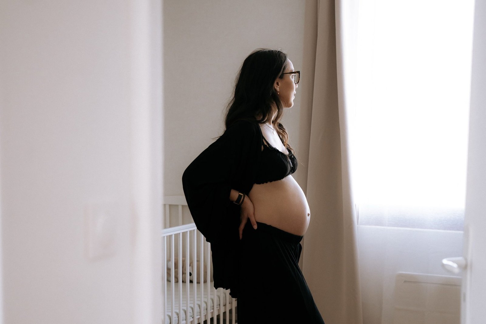 Gros plan sur un ventre de femme enceinte, main posée dessus