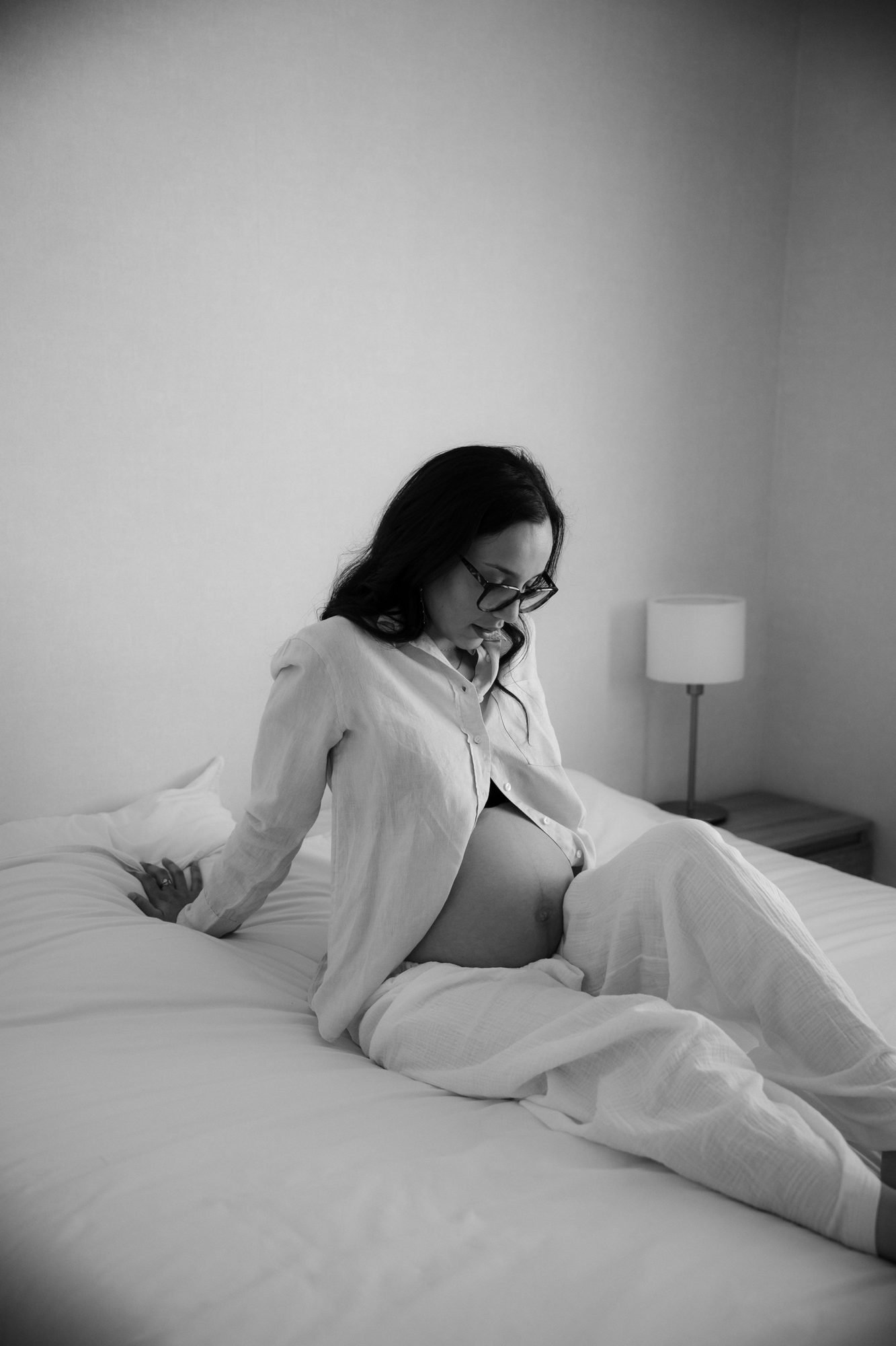 Femme enceinte devant une cascade, robe blanche