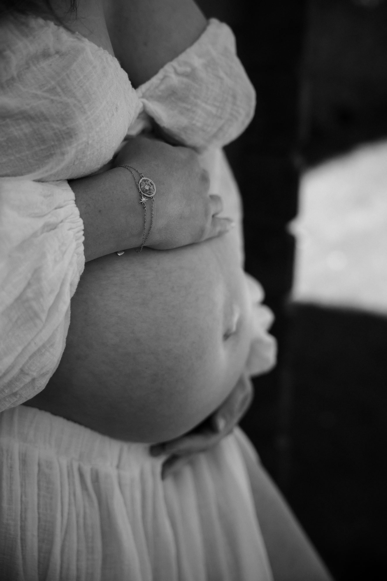 Gros plan sur un ventre de femme enceinte, contre-jour