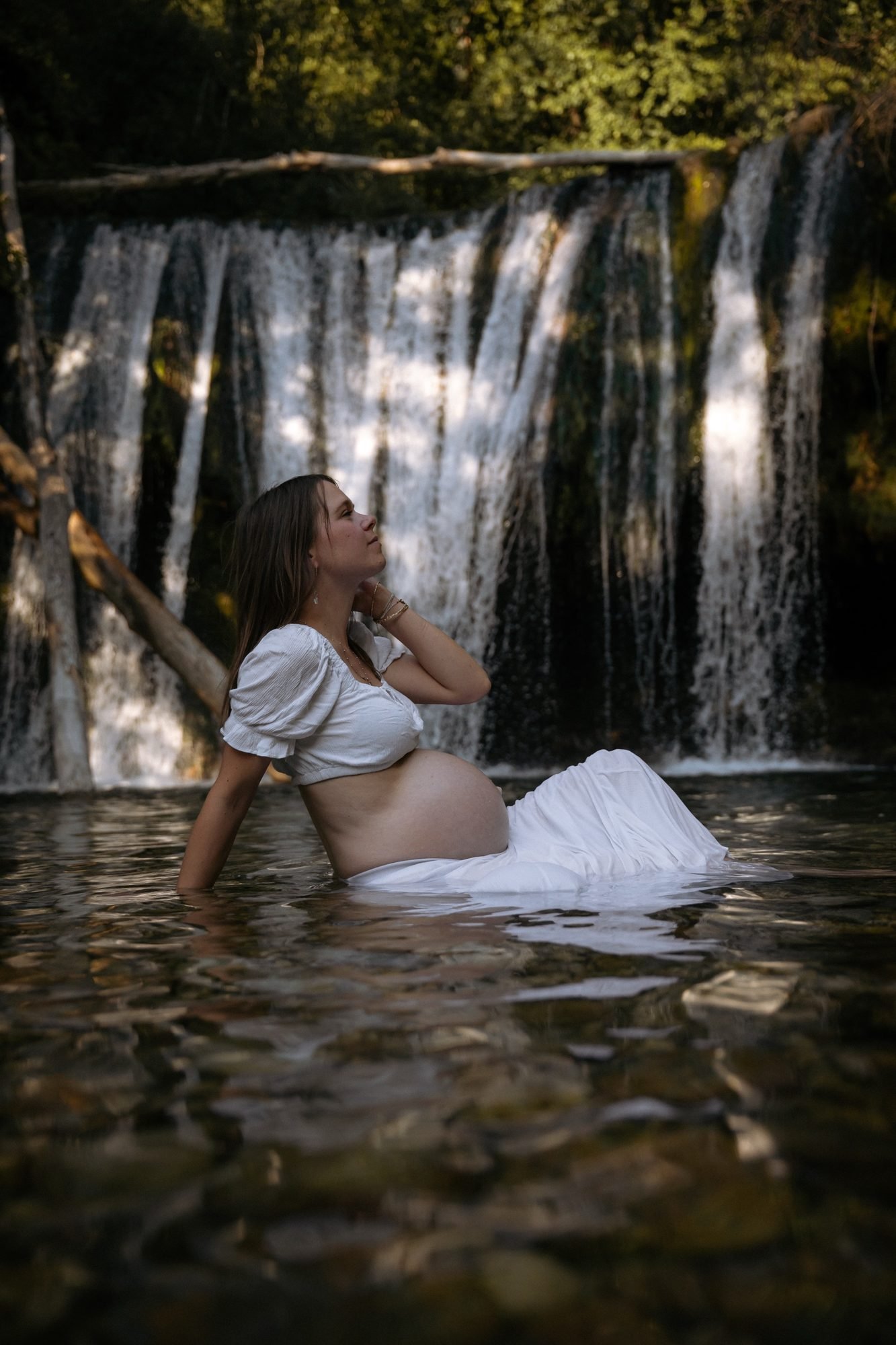 Portrait de femme enceinte, expression douce et sereine
