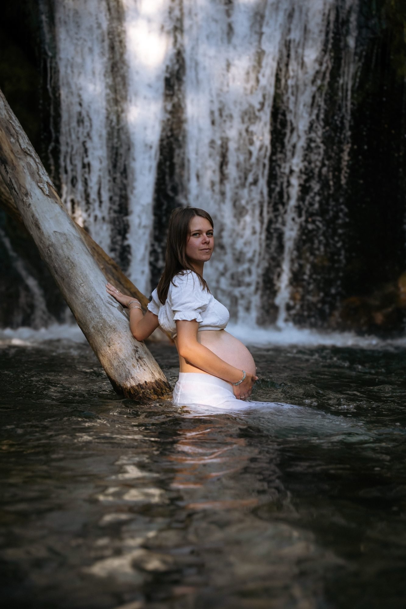 Femme enceinte en extérieur, tenue légère et naturelle