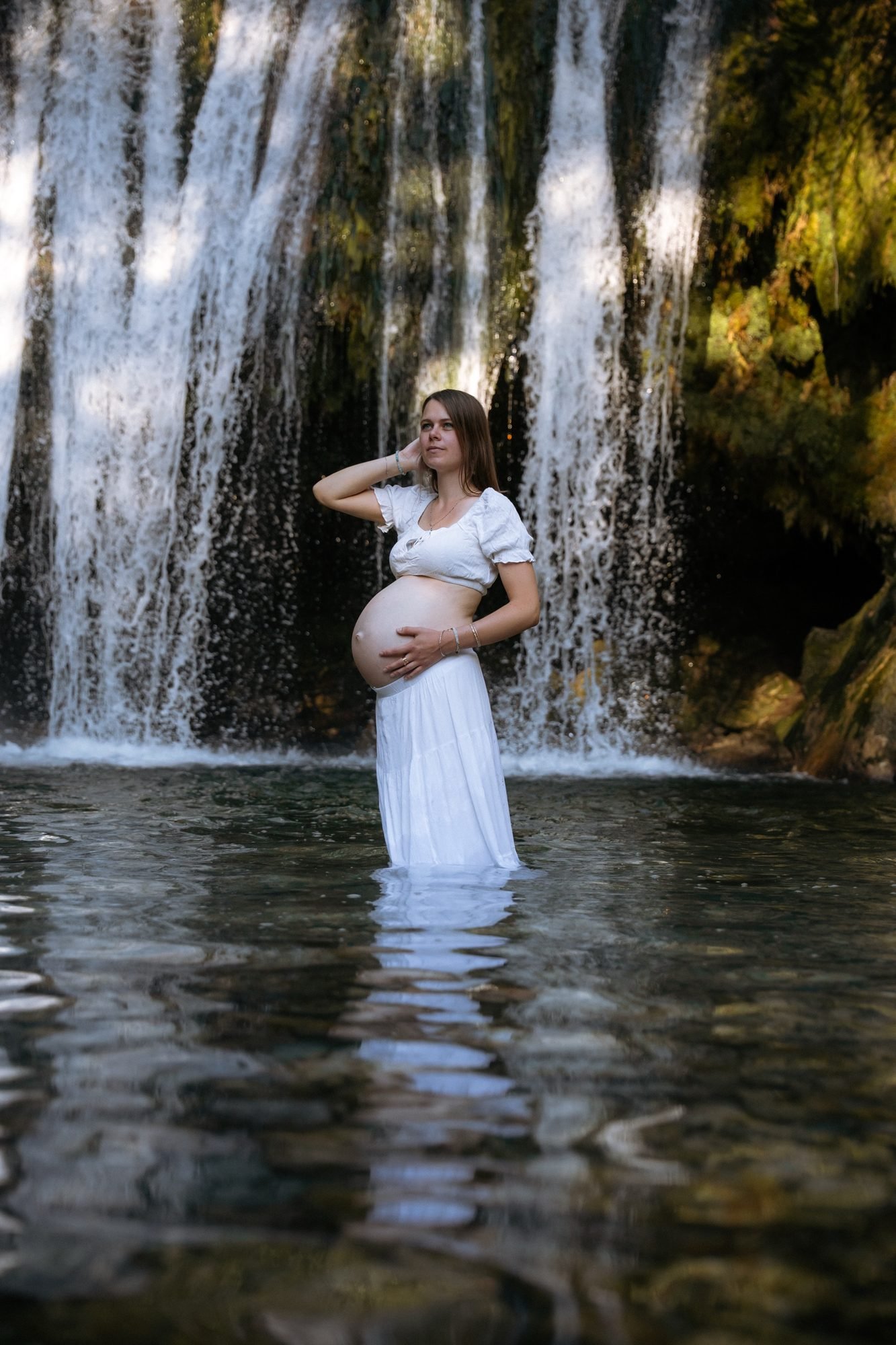 Portrait de femme enceinte en intérieur, ambiance cocooning