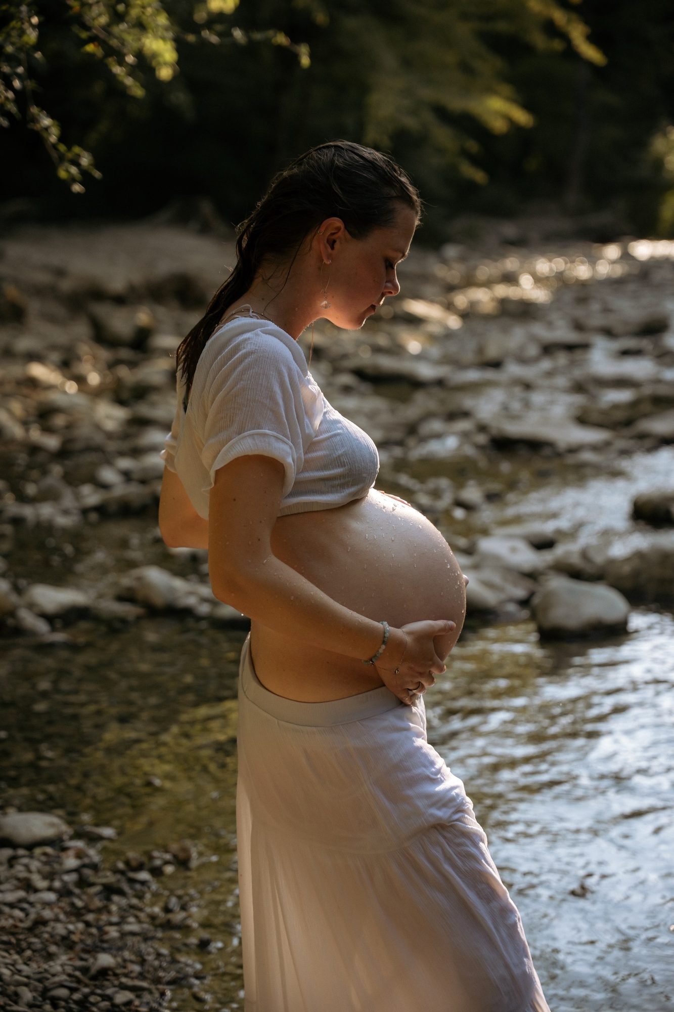 Portrait de femme enceinte, moment de calme et de douceur