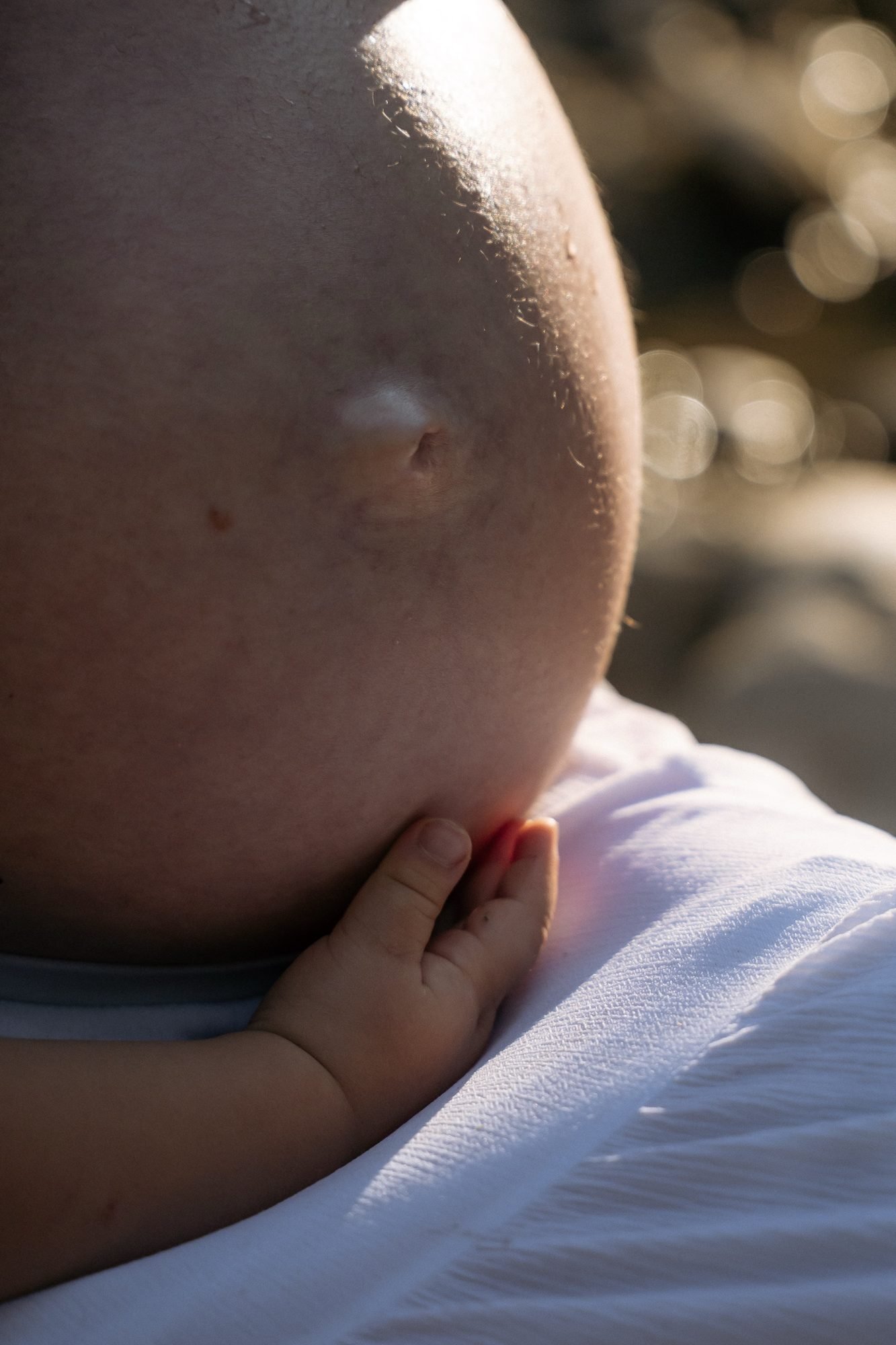 Portrait rapproché de femme enceinte, lumière naturelle
