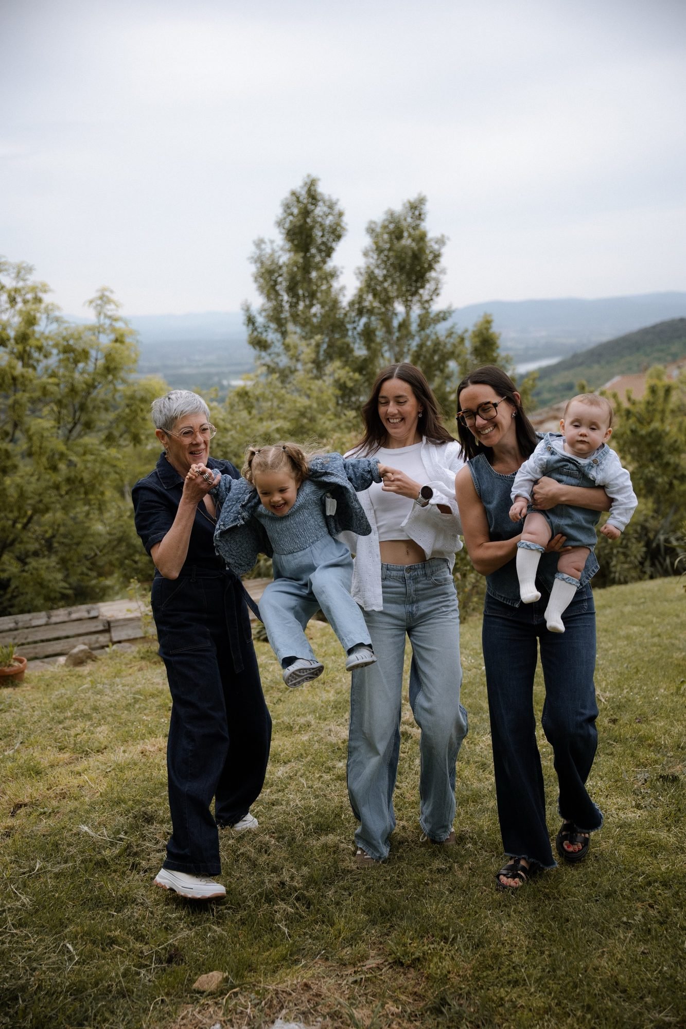 Moment de jeu entre une grand-mère et ses petits-enfants