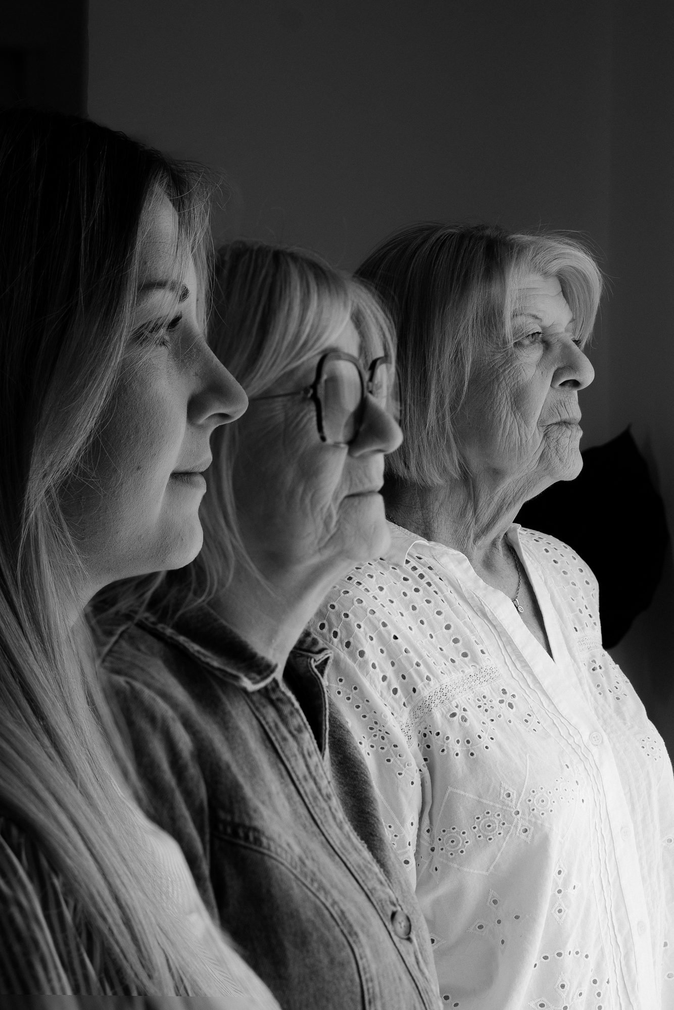 Mains entrelacées de trois générations, portrait en noir et blanc