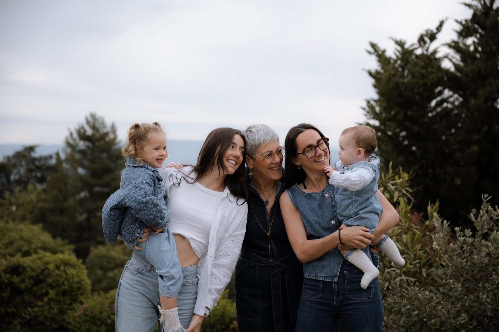 Famille réunie sur la colline, trois générations en balade