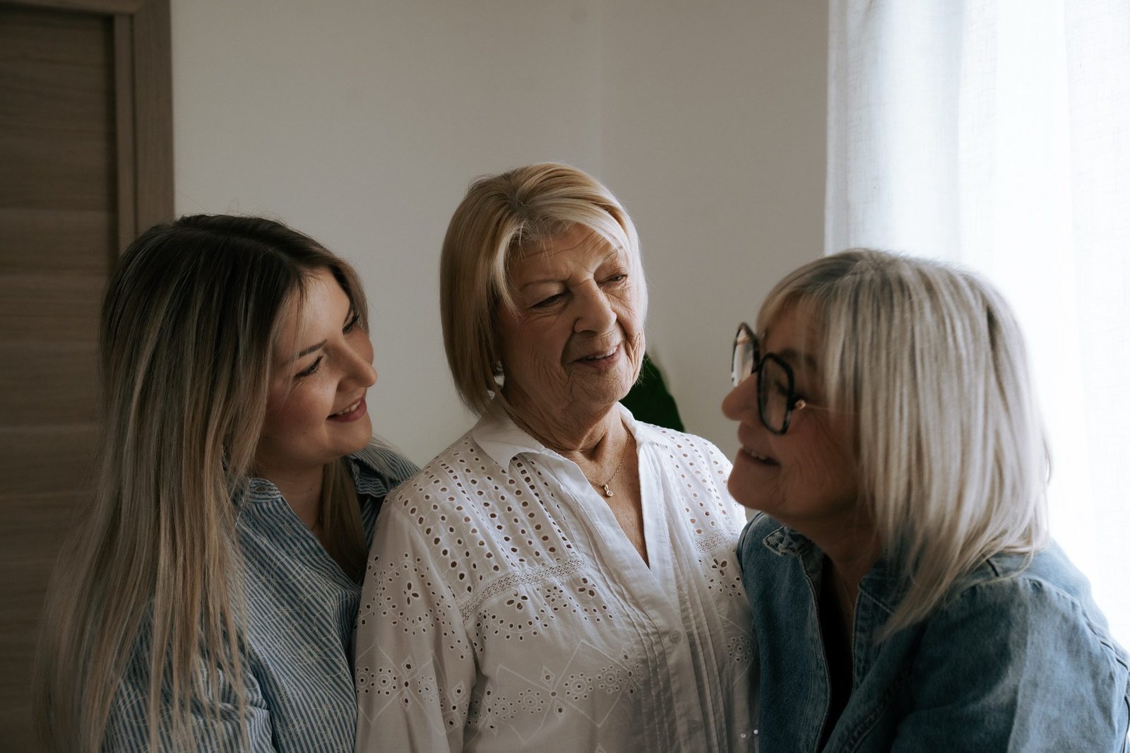 Regard tendre échangé entre une grand-mère et sa petite-fille