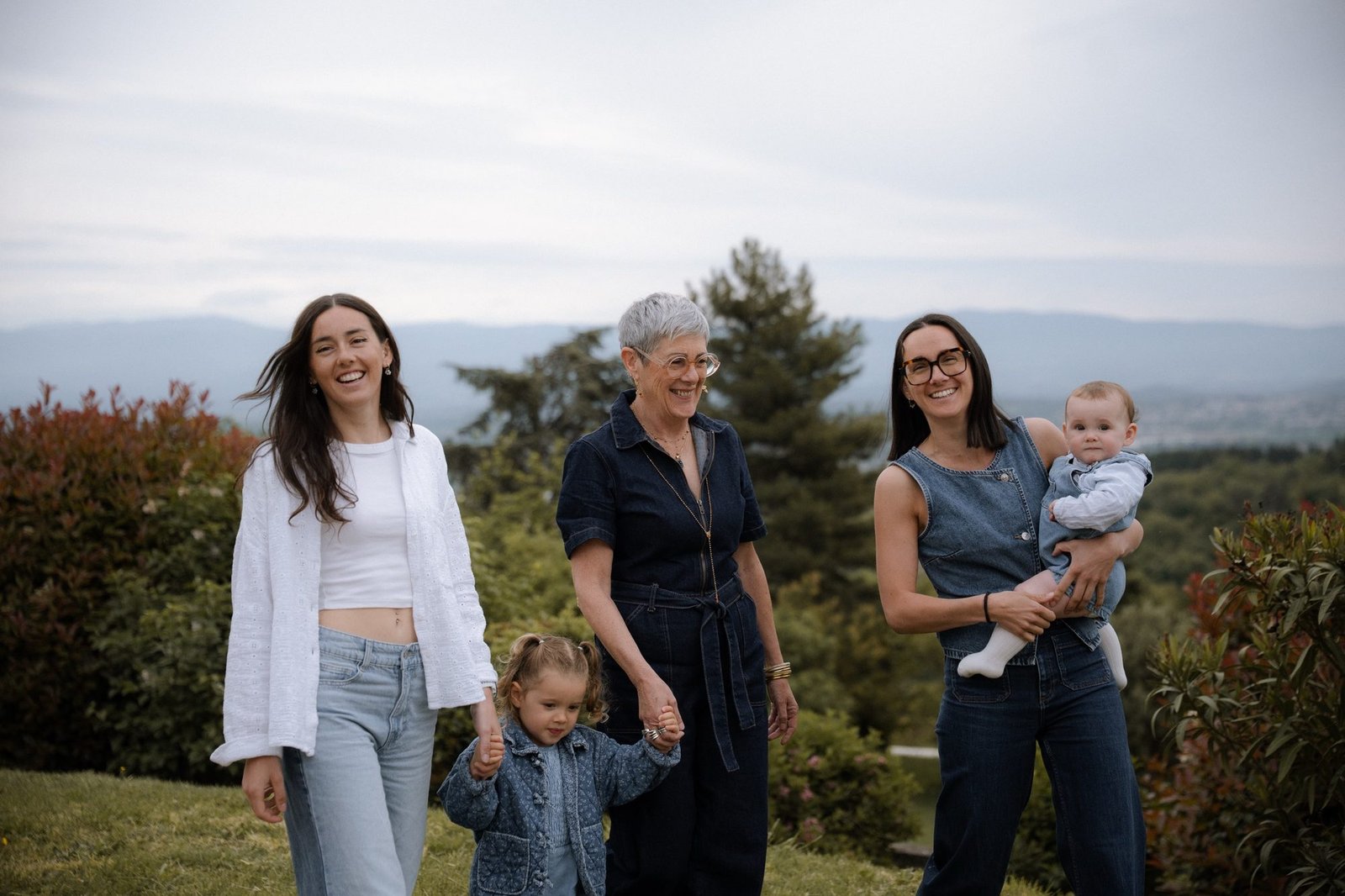 Grands-parents, parents et enfants réunis sous le ciel