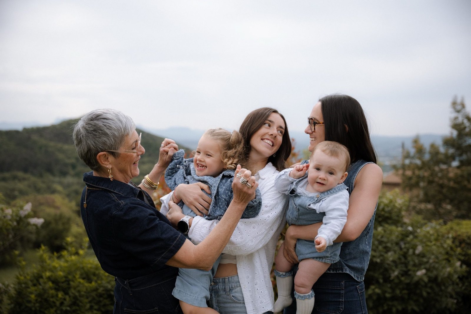 Famille assise ensemble, complicité entre les générations
