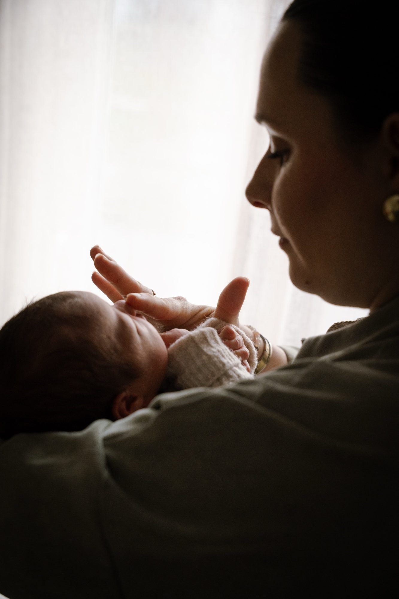 Gros plan sur le visage d'un nouveau-né dans les bras de sa grand-mère