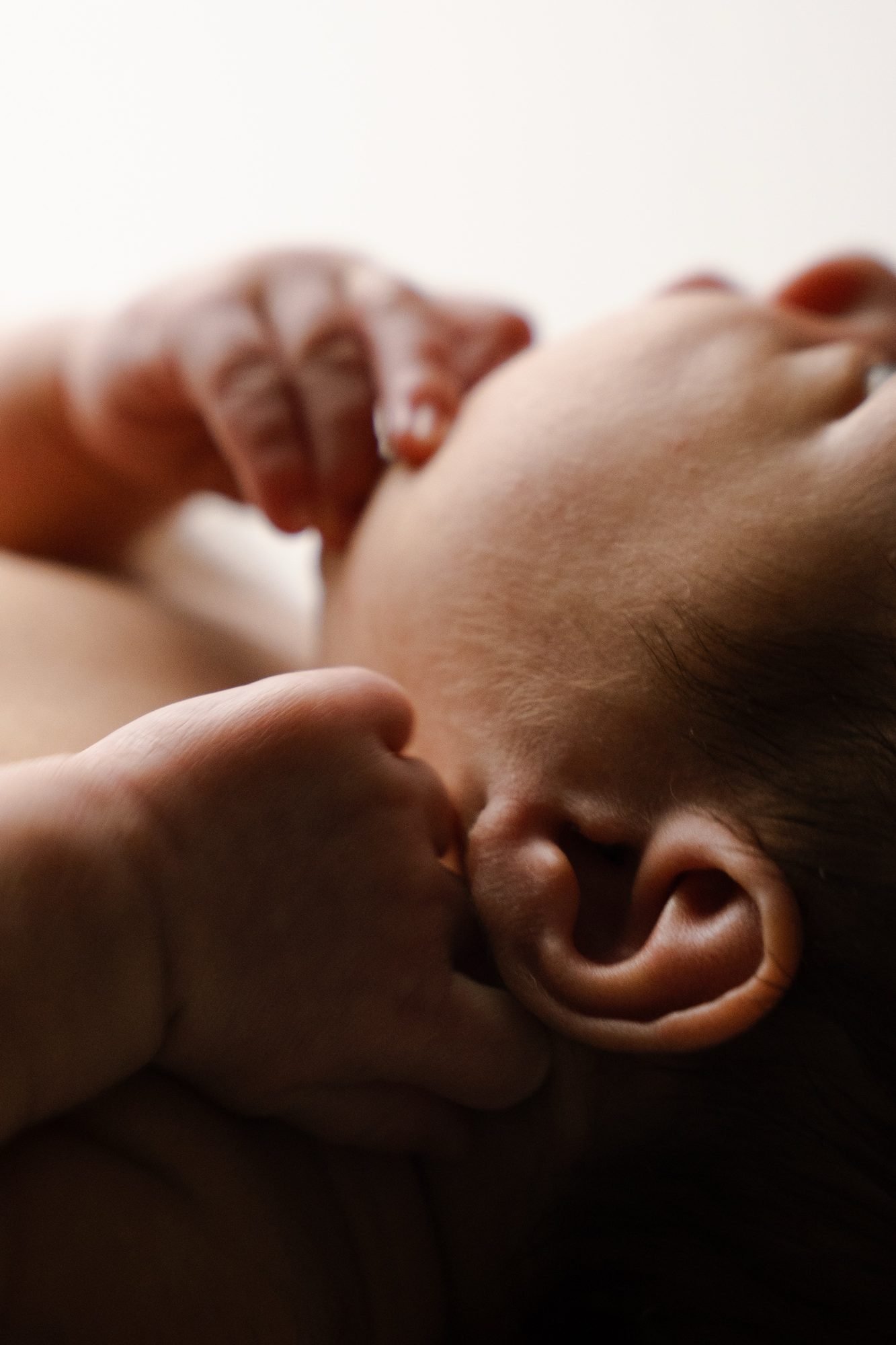 Gros plan sur le visage d'un nouveau-né blotti contre sa mère