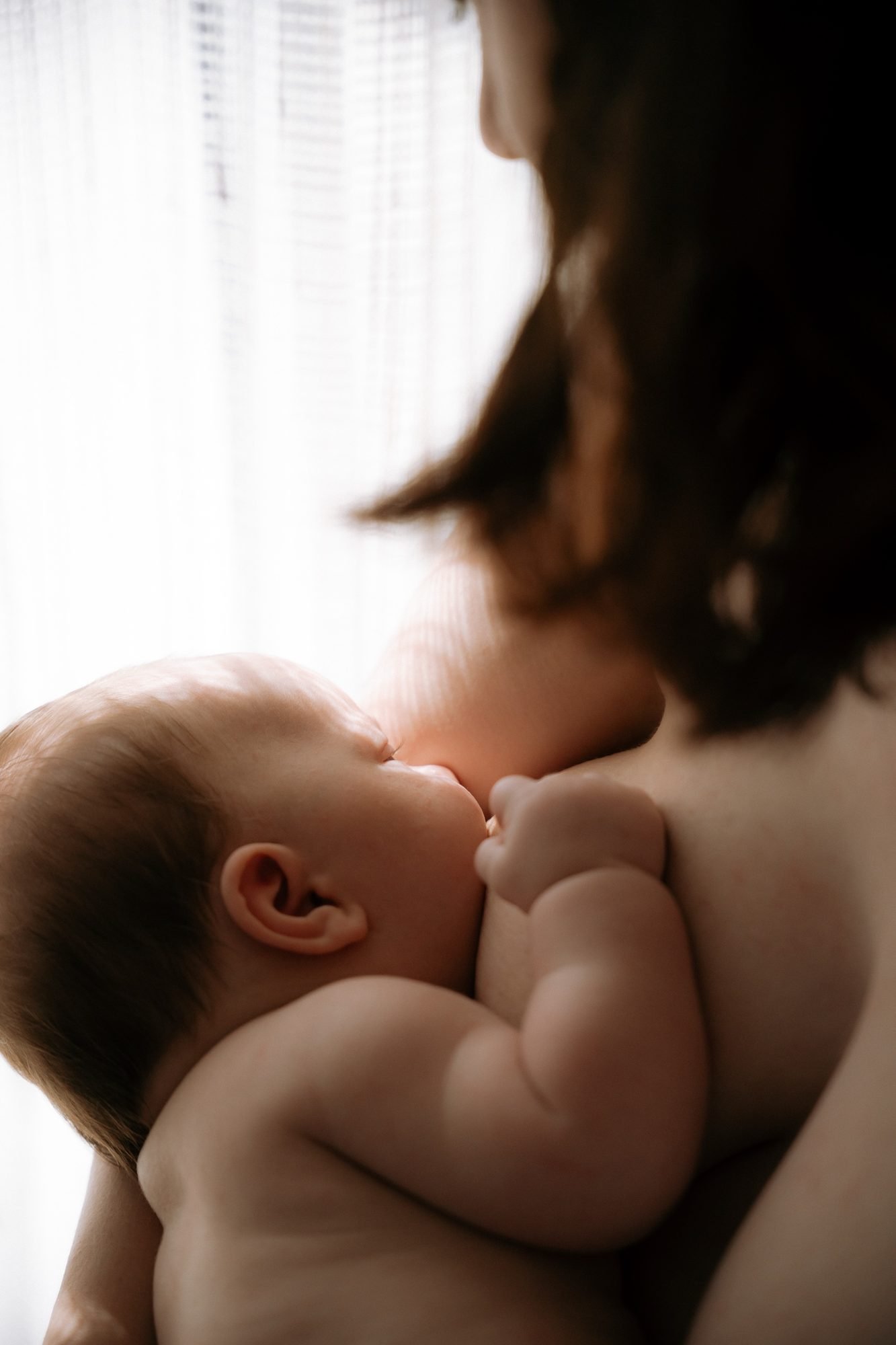 Mère allaitant son nouveau-né, gros plan de profil