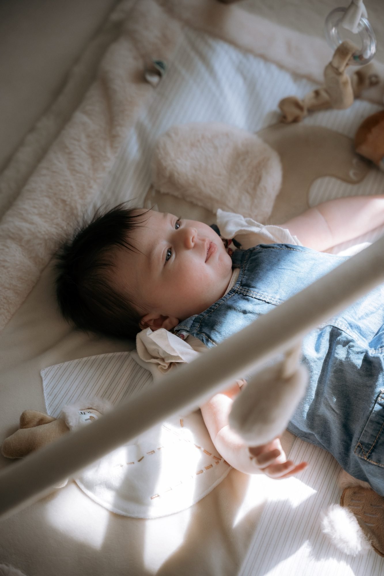 Nouveau-né endormi dans son berceau en bois, doudou ourson