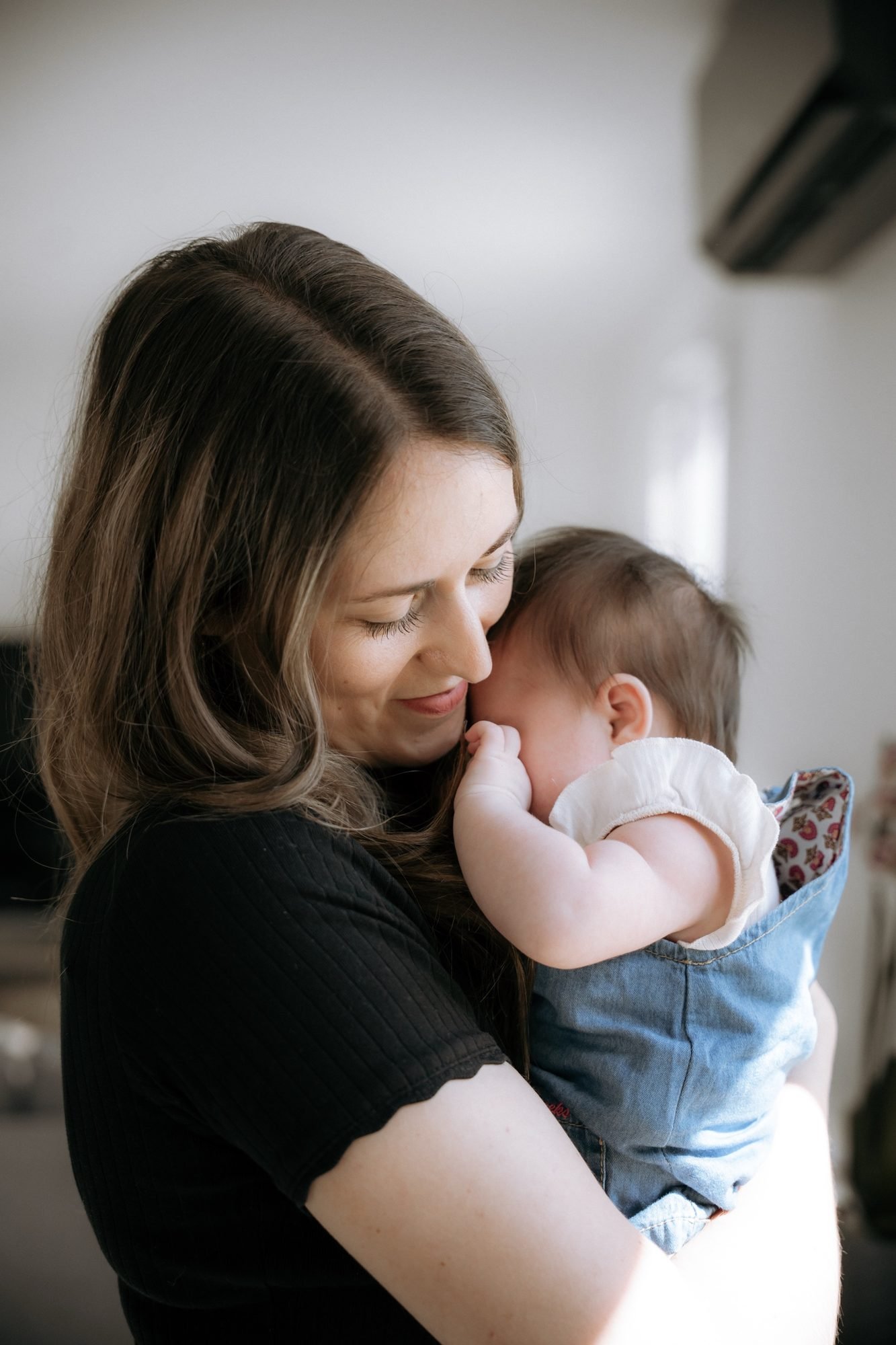 Mère souriante nez à nez avec son bébé