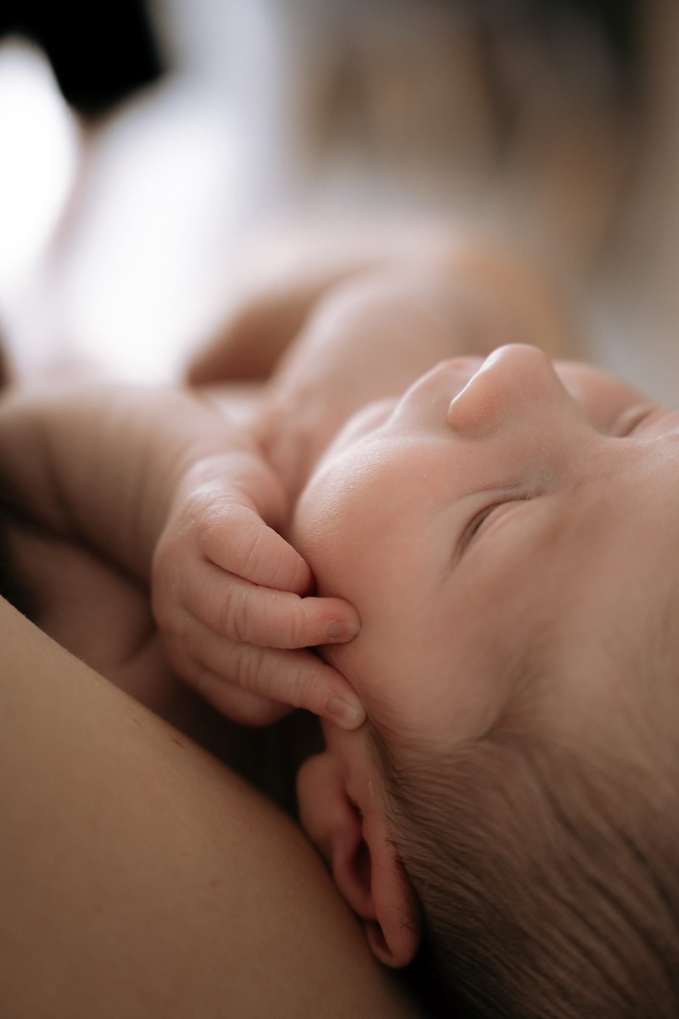 Gros plan sur la main d'un nouveau-né près de son visage