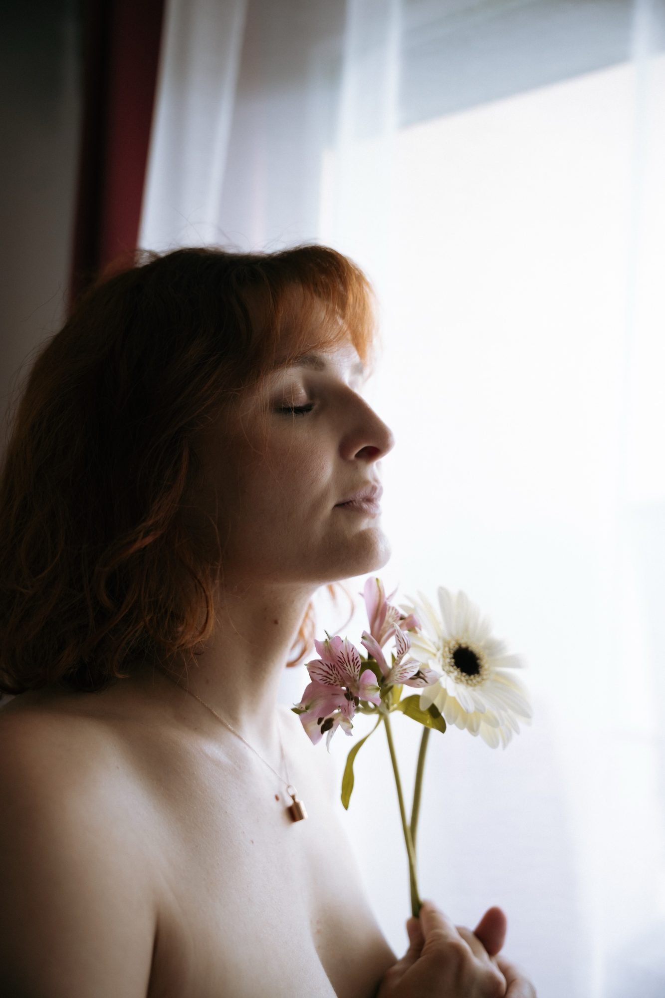 Une fleur effleurant le visage, instant suspendu