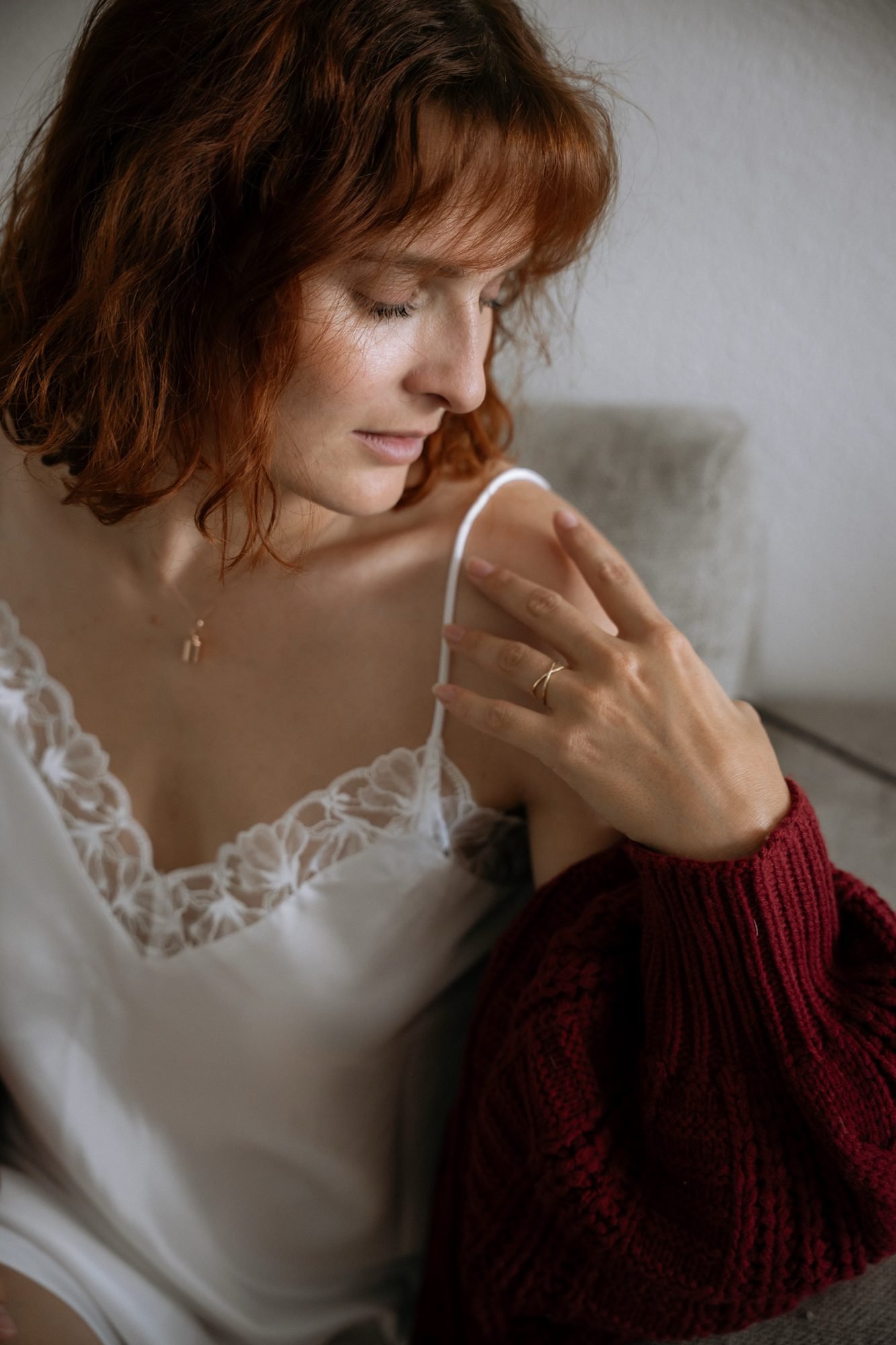 Portrait lumineux, bras levé et regard vers l'objectif