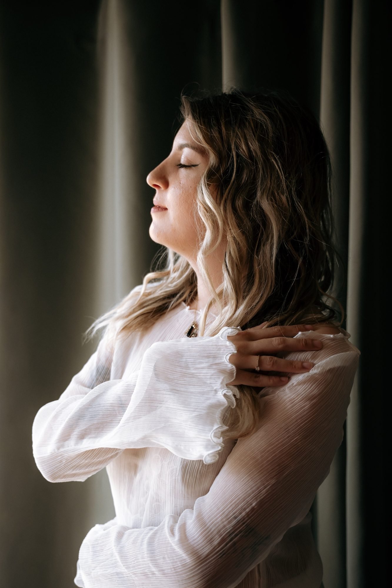 Profil délicat, blouse vaporeuse et lumière du matin