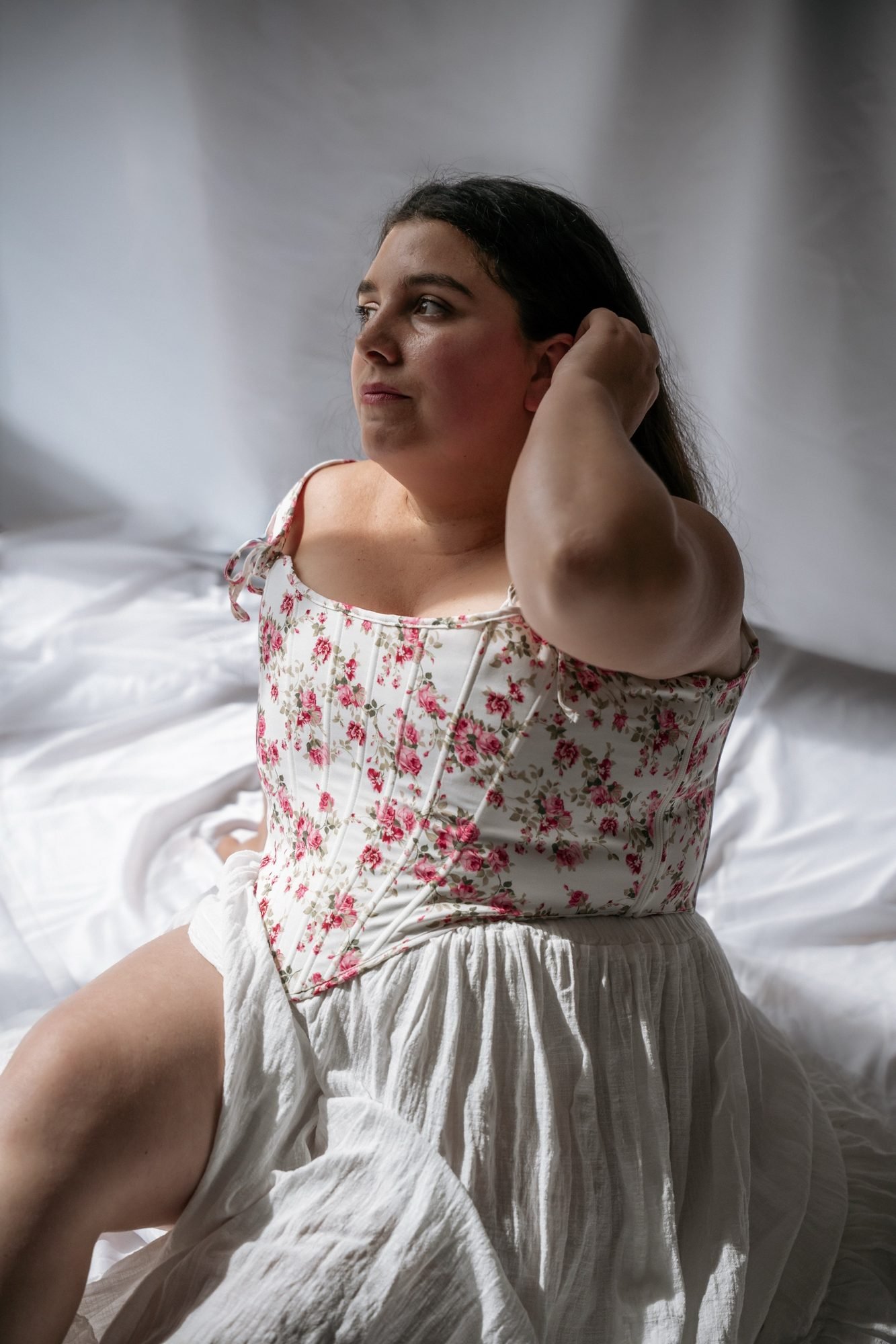 Geste tendre, la main glissée derrière l'oreille